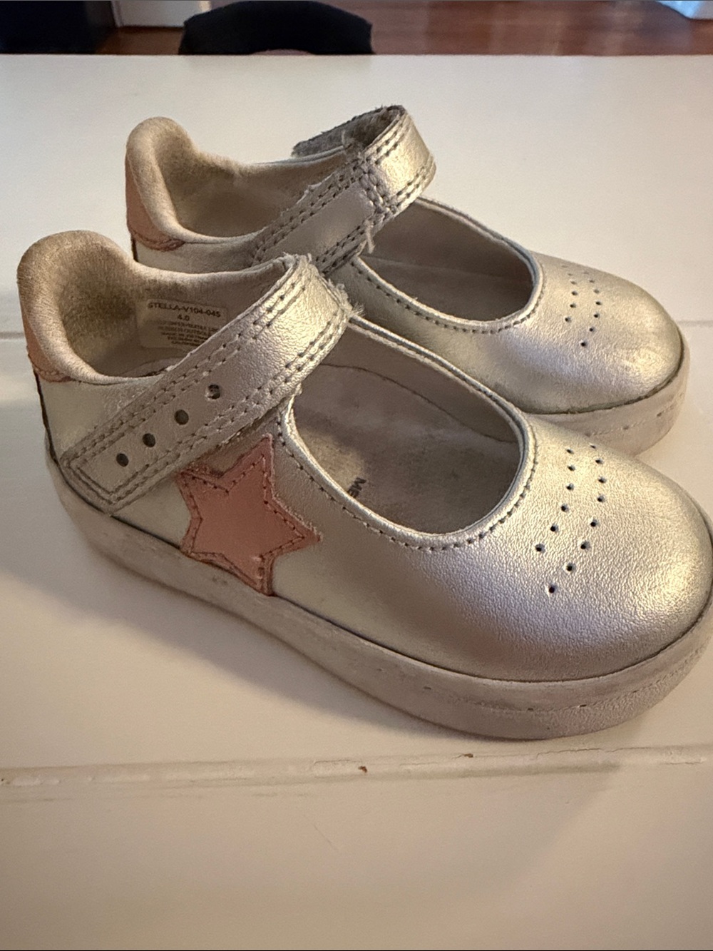 FootMates Metallic Silver Mary Jane Shoes with Pink Star